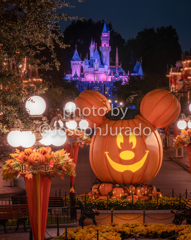 Halloweentime Mickey Pumpkin Castle View